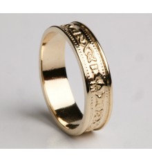 Ladies Gold Claddagh Wedding Band