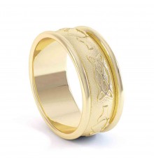 Ladies Gold Claddagh Wedding Band